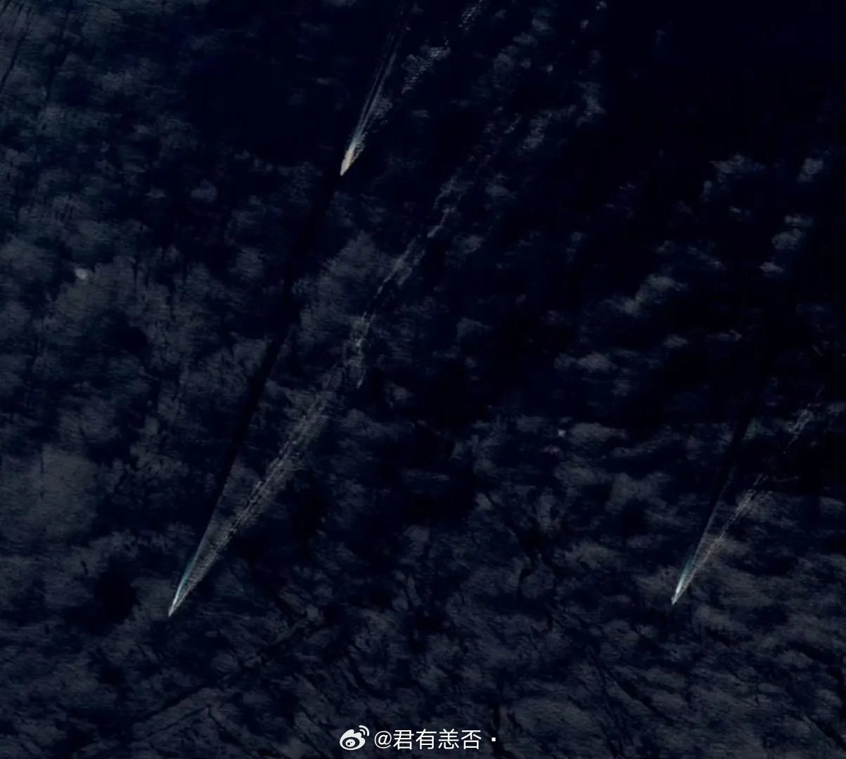 日本防卫省首次公布正在穿过台湾海峡前往南海的福建号航母战斗群的高清画面，包括95