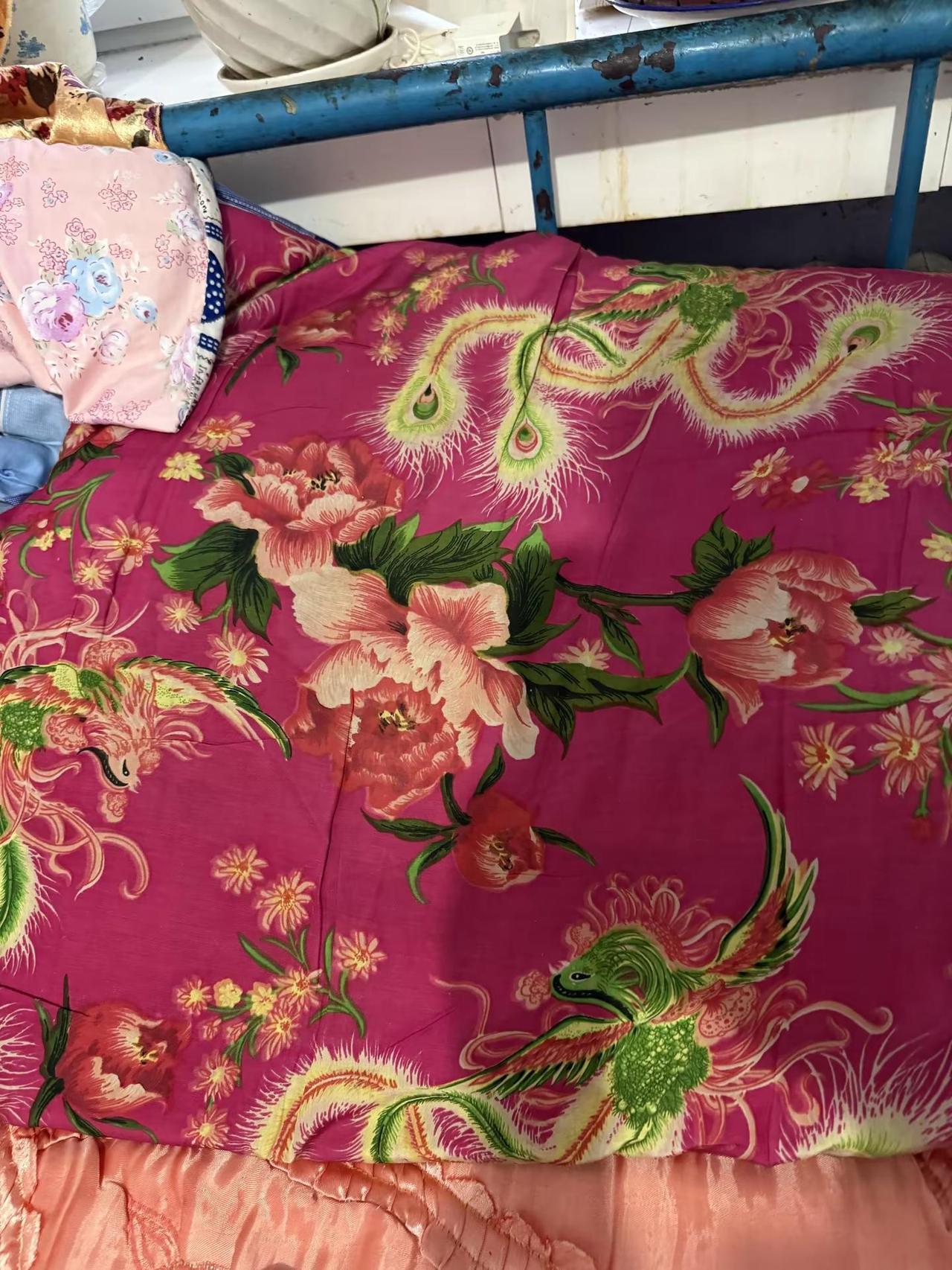 我们是用大花当被面褥子面。东北大花。以前都是用来当褥子面和被子面了。就是靠外的一