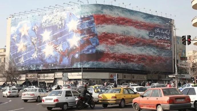 【伊朗称已收到首笔霍尔木兹海峡通行费；伊朗首都挂起巨幅海报"永久控制"霍尔木兹海