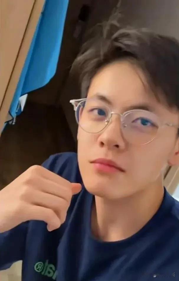 小编到底看球没呀？杨舒予怎么会给许晨妍和张曼曼传球呢？这两人明明是江苏队的队员呀