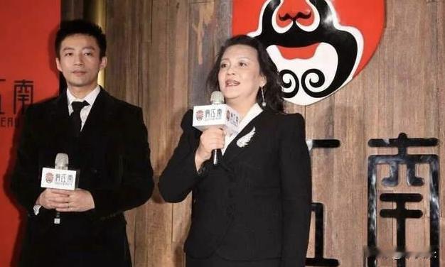 对张兰这个人，看法可以两极，但有一件事你得服：她会平事。

什么叫平事？就是遇到