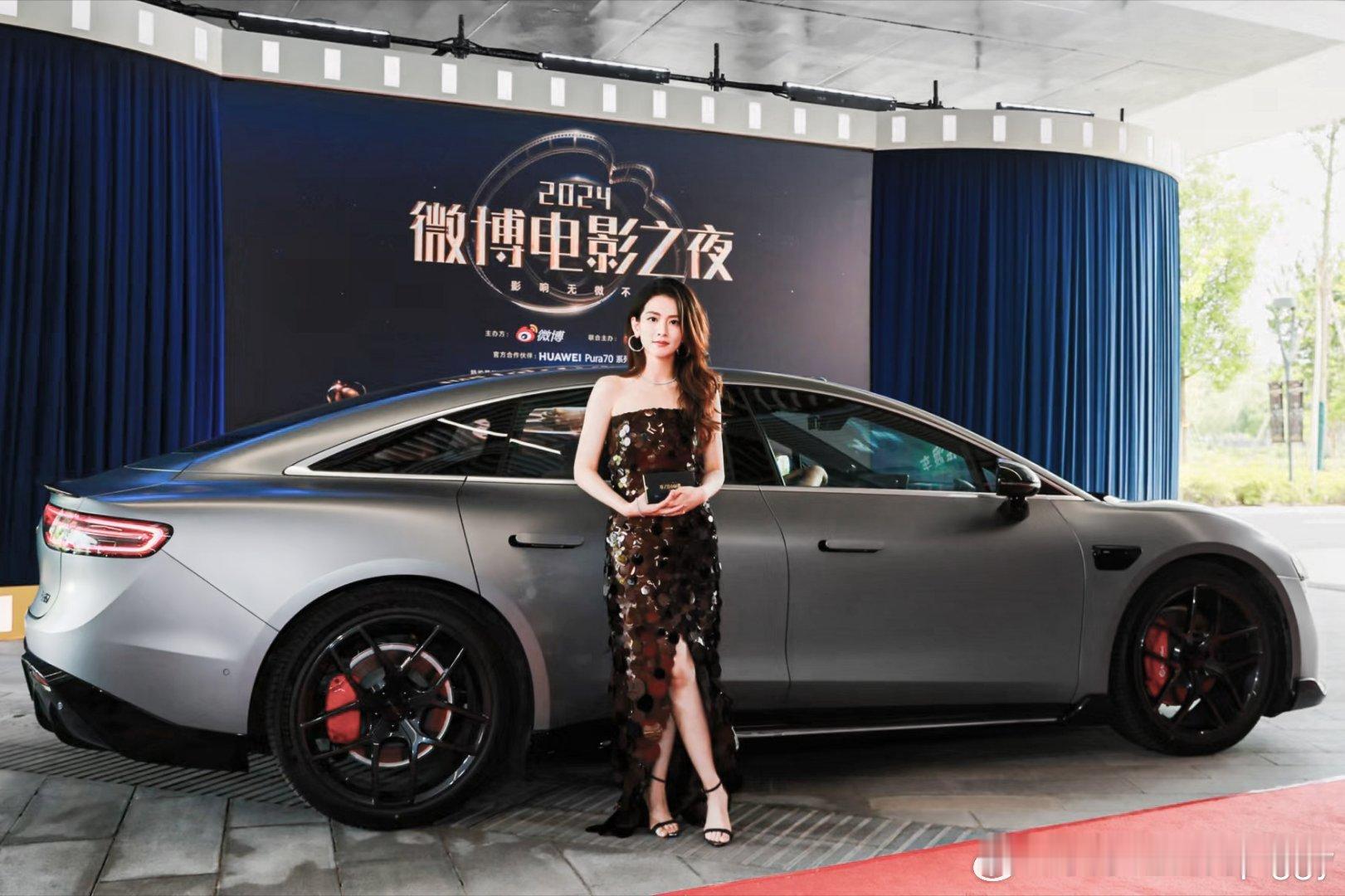  谁说背景不重要的？这次#智界S7#算是给内娱好好上了一课，什么叫做自带贵气氛围