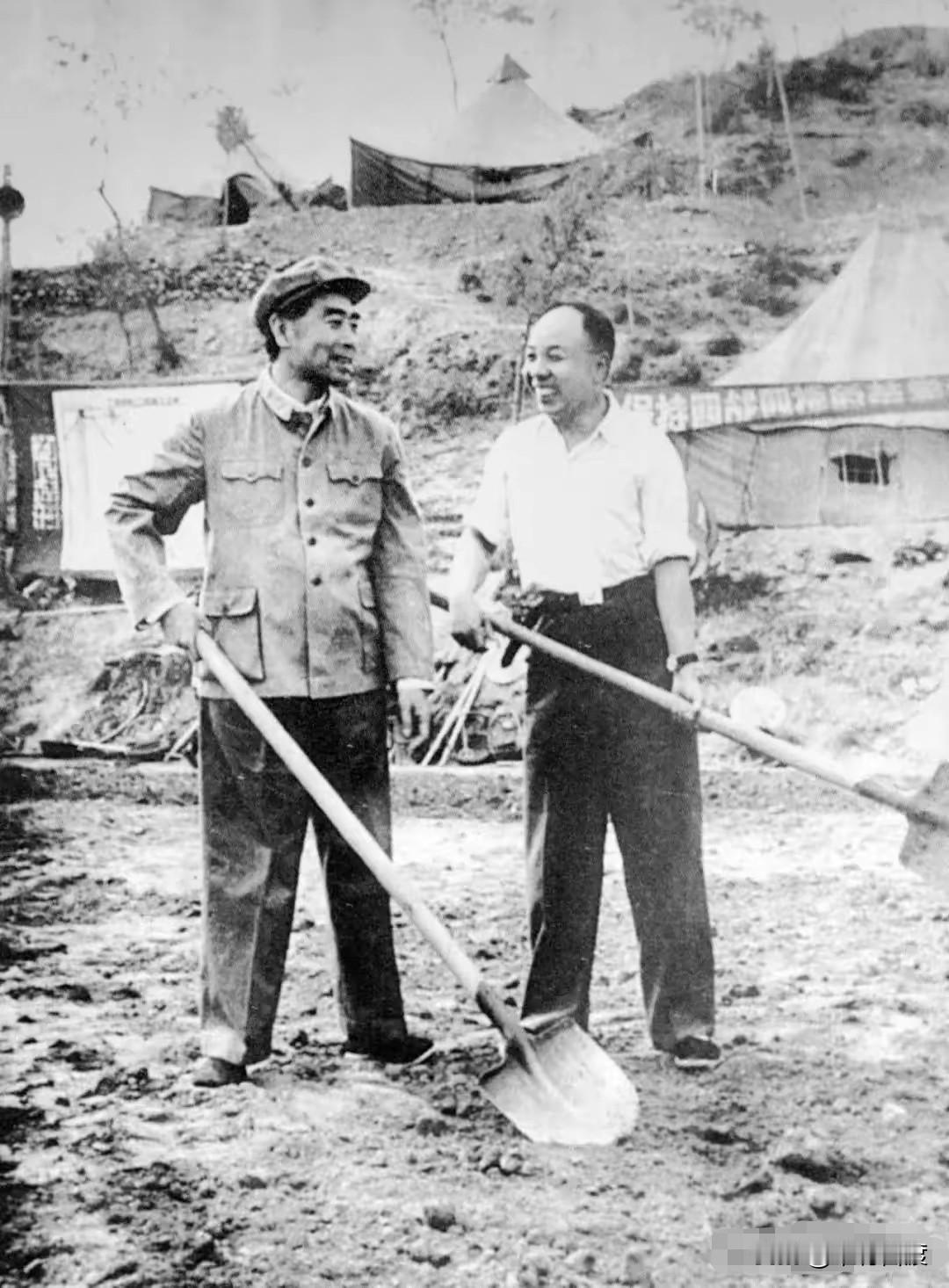 这是当年敬爱的周恩来总理，亲自到十三陵水库参加劳动的照片。
当我每每看到那个激情