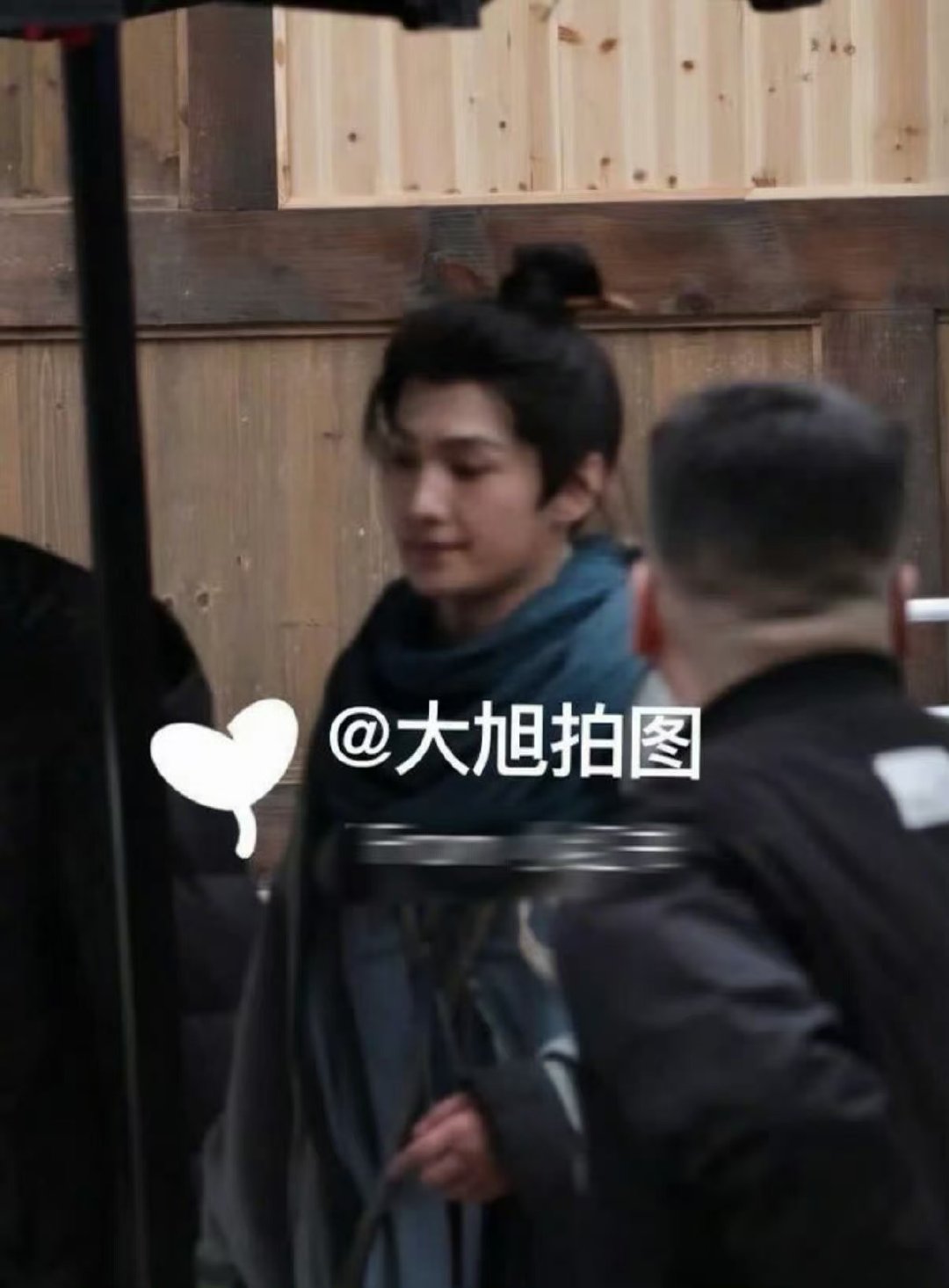 杨洋手肿成这样杨洋手还肿着 杨洋手肿成这样，坚持拍戏 