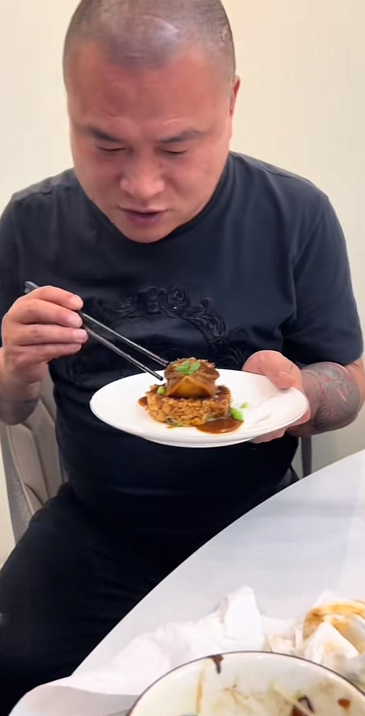 苏州五星也太会装了，端着这只鲍鱼在酒桌上讲的头头是道。旁边的兄弟们听着不停的点头