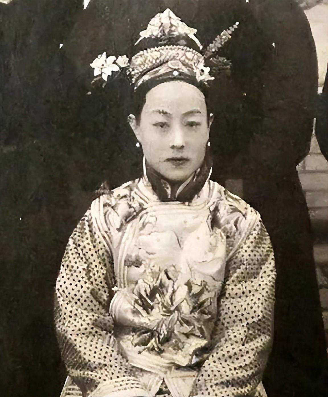 张兰说她的姥姥是慈禧太后的侄女！查查清朝史料，看看是哪位福晋。

张兰直播那天，