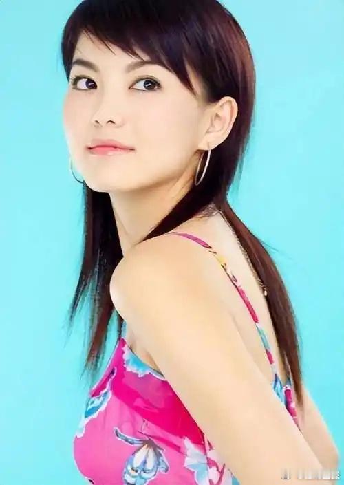 李湘早期 李湘早期，年轻漂亮身材好，现在也从不身材焦虑，心态好好[送花花]李湘从
