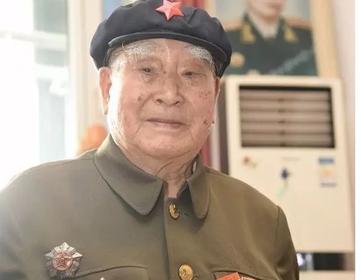 1943年，两名伪军打扫战场时，发现一个八路军还活着，正要上前补刀，这个八路军轻