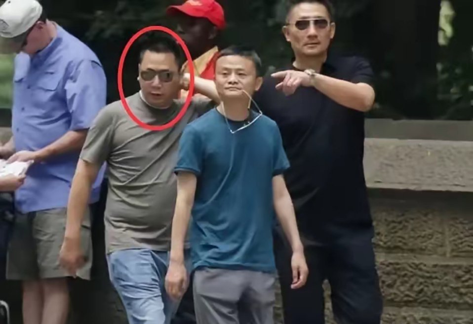 当年到底是赵薇选择了黄有龙，还是黄有龙选择了赵薇？反正我不相信赵薇是因为爱情嫁给