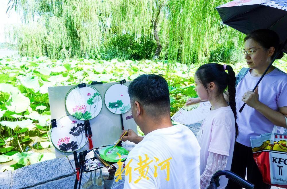 济南：轮椅上的画师做客大明湖畔 团扇上绘画荷花传递生命力量-app/#/cont