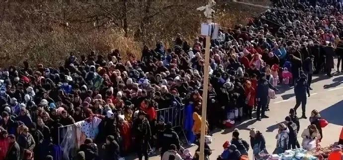 以色列竟然出现了大规模的平民逃亡潮！
1. 你瞅瞅，成千上万的人逃离特拉维夫，街