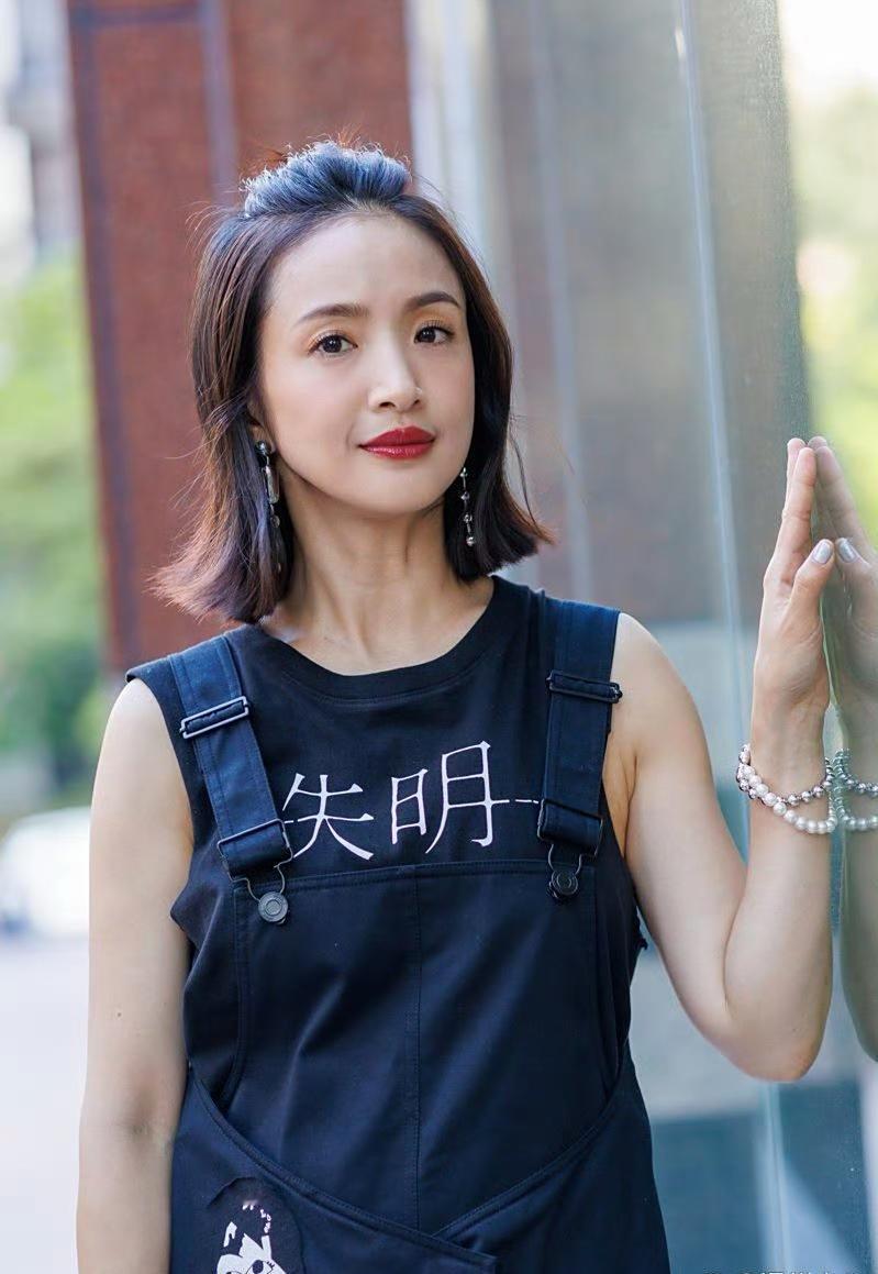 林依晨产后三个月复出，看照片状态，她生二胎真的元气大伤，眼角尽显疲态，竟然还有小