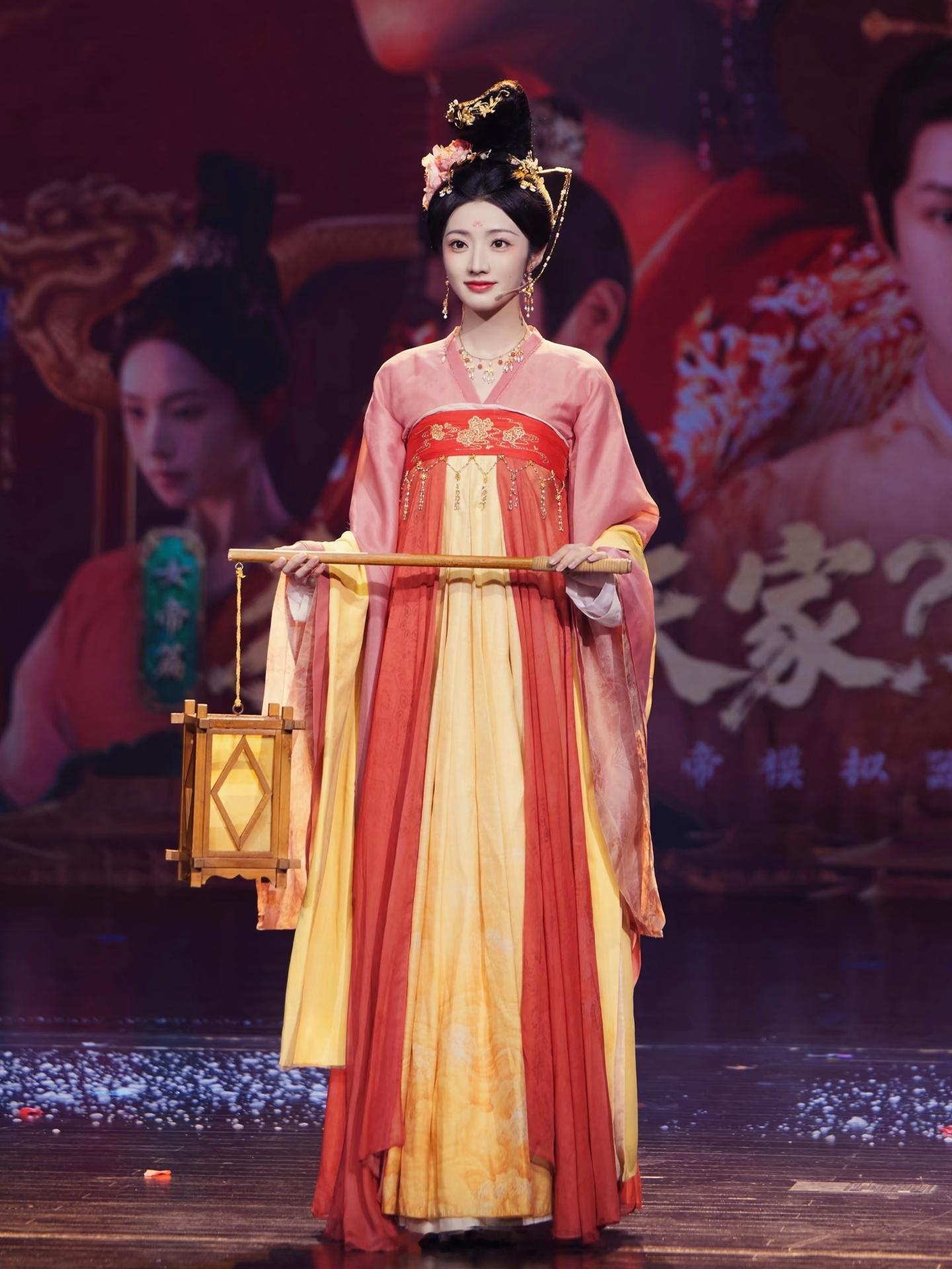 邓凯黄羿珠雀开机了邓凯黄羿珠雀官宣开机开机即高能！俩主演一个狠一个冷，眼神里全是