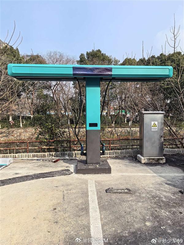 不说我还真没注意。今天被问为啥兆瓦闪充不带比亚迪logo？有人说了，这是因为比亚