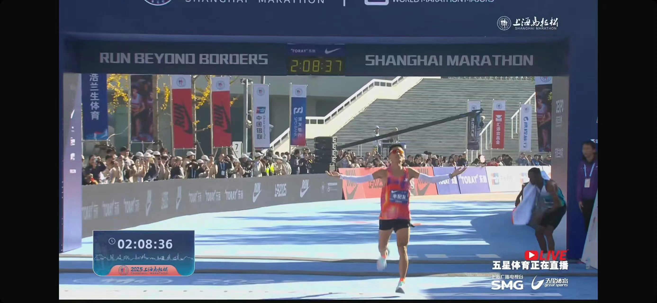 丰配友上海马拉松国内组第一上海马拉松赛道上，00后小将丰配友跑出2小时08分34