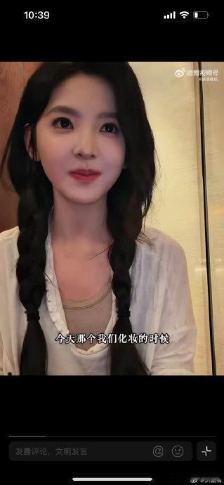 章若楠说大家卸了妆都长一样章若楠在直播中面对网友对 “神颜” 的盛赞时，没有顺着