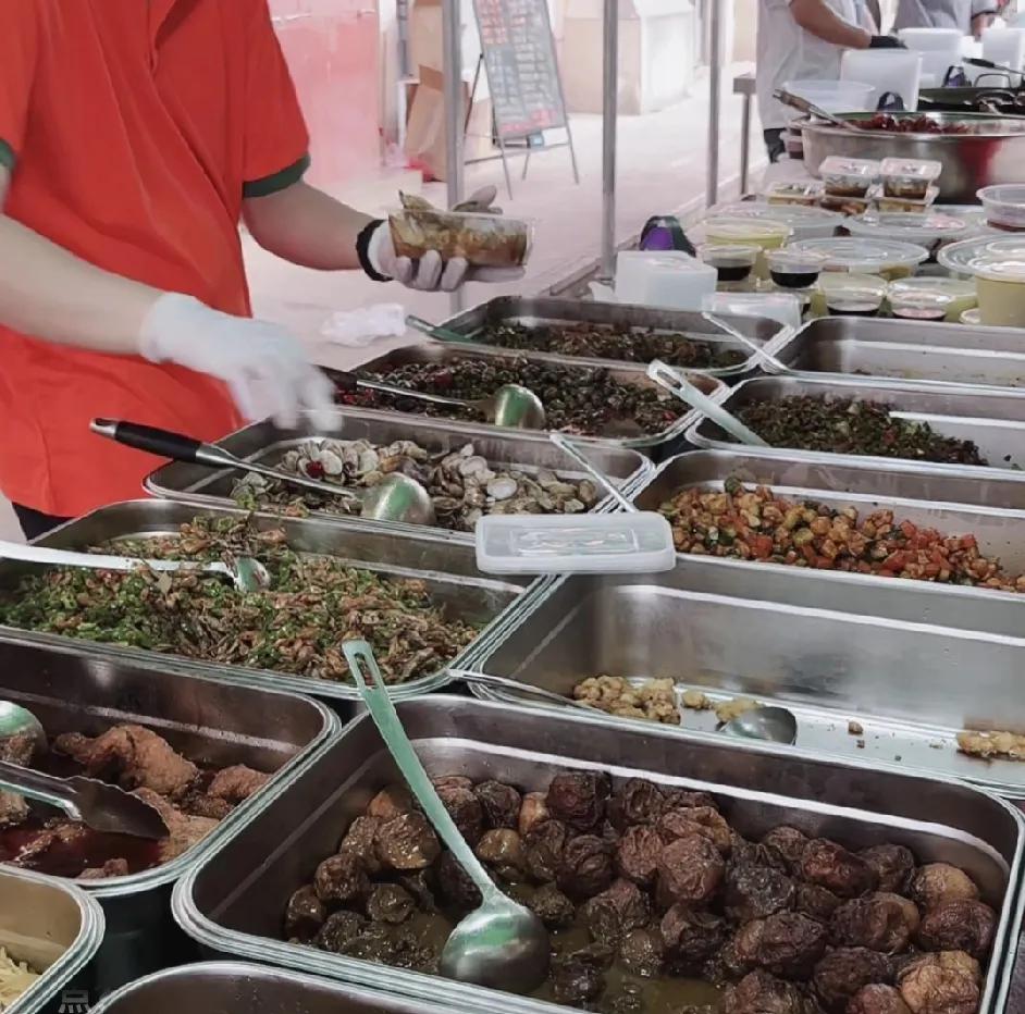 今天很热，感觉有点累，不想做饭，就去打包了一份红烧肉，一份螺丝，一份萝卜干，一共