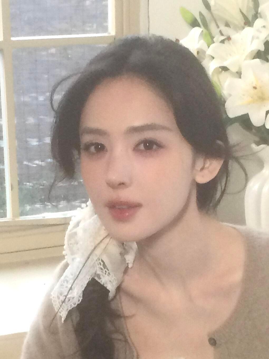 好少见这种风格的娜扎文艺胶片风的温柔感好少见娜扎这种造型 