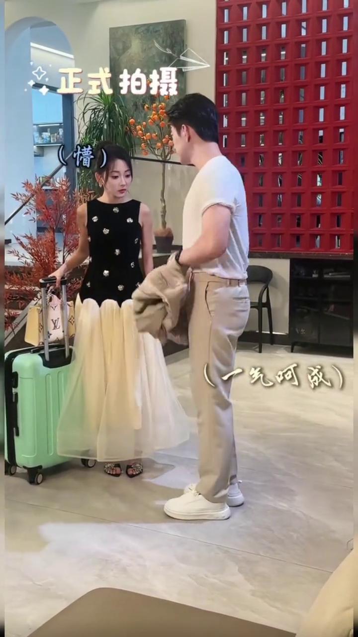 秀肌肉(没脱衣服版)。
实在憋不住就笑吧。正式拍摄，一气呵成。一直有坚持锻炼。