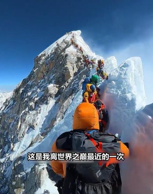 距珠峰顶只差77米，他转身往回走了，活人下撤，好过死人登顶。

韩船长爬到877
