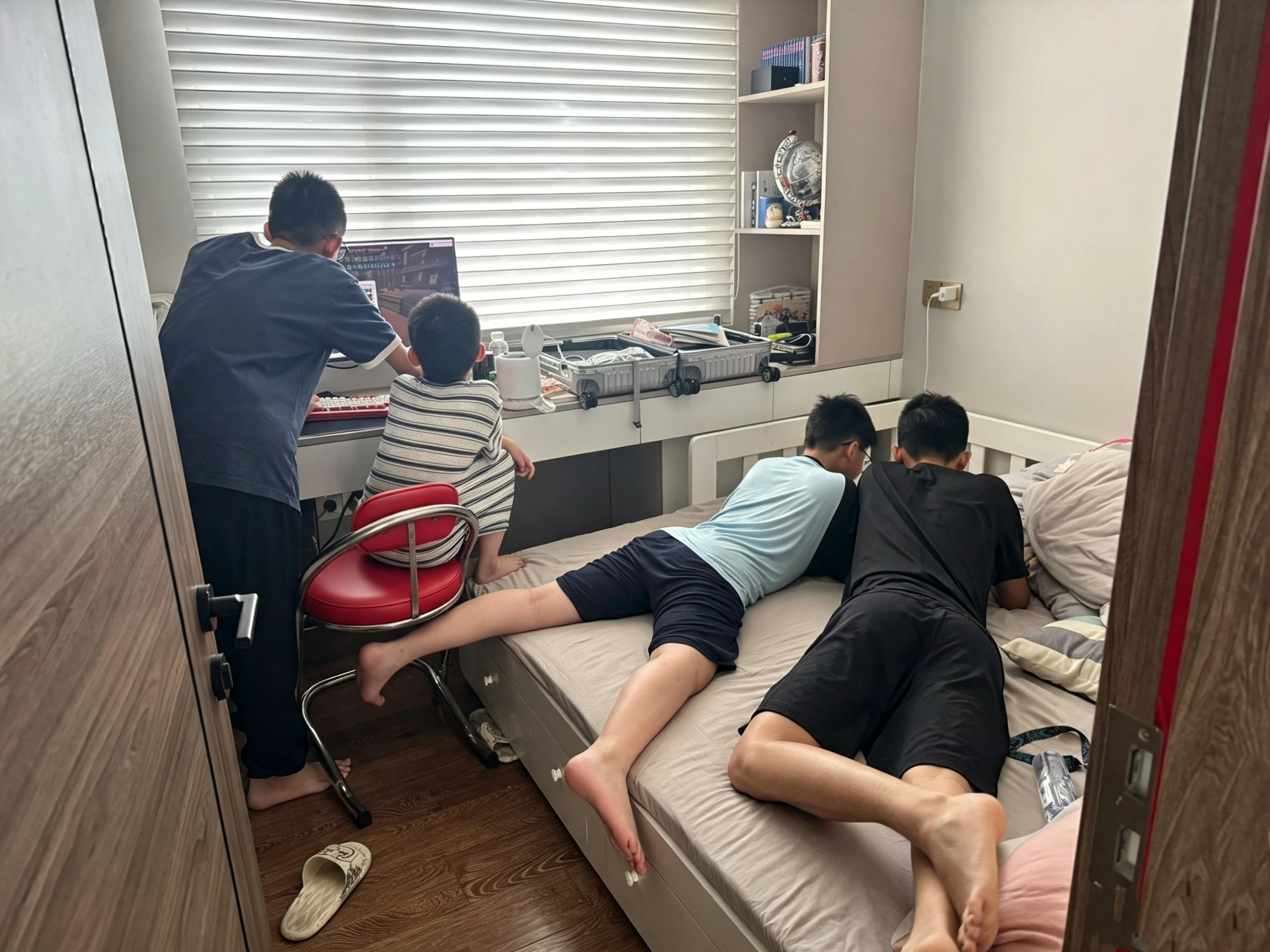 暑假，家里就变成男生宿舍，我就是网上说的姑姑家和舅妈家。 