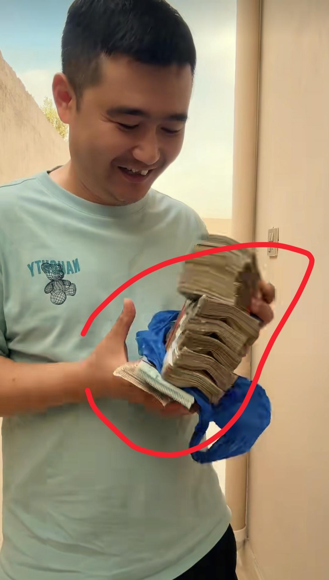  现在全网最让人破防的男人就是东方宋的巴基斯坦老丈人了吧！
不是因为他有钱，也不