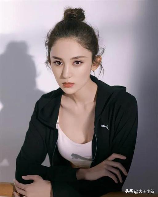 一次节目，主持人问古力娜扎：“你能接受姐弟恋吗？”古力娜扎说："前两年还不能接受