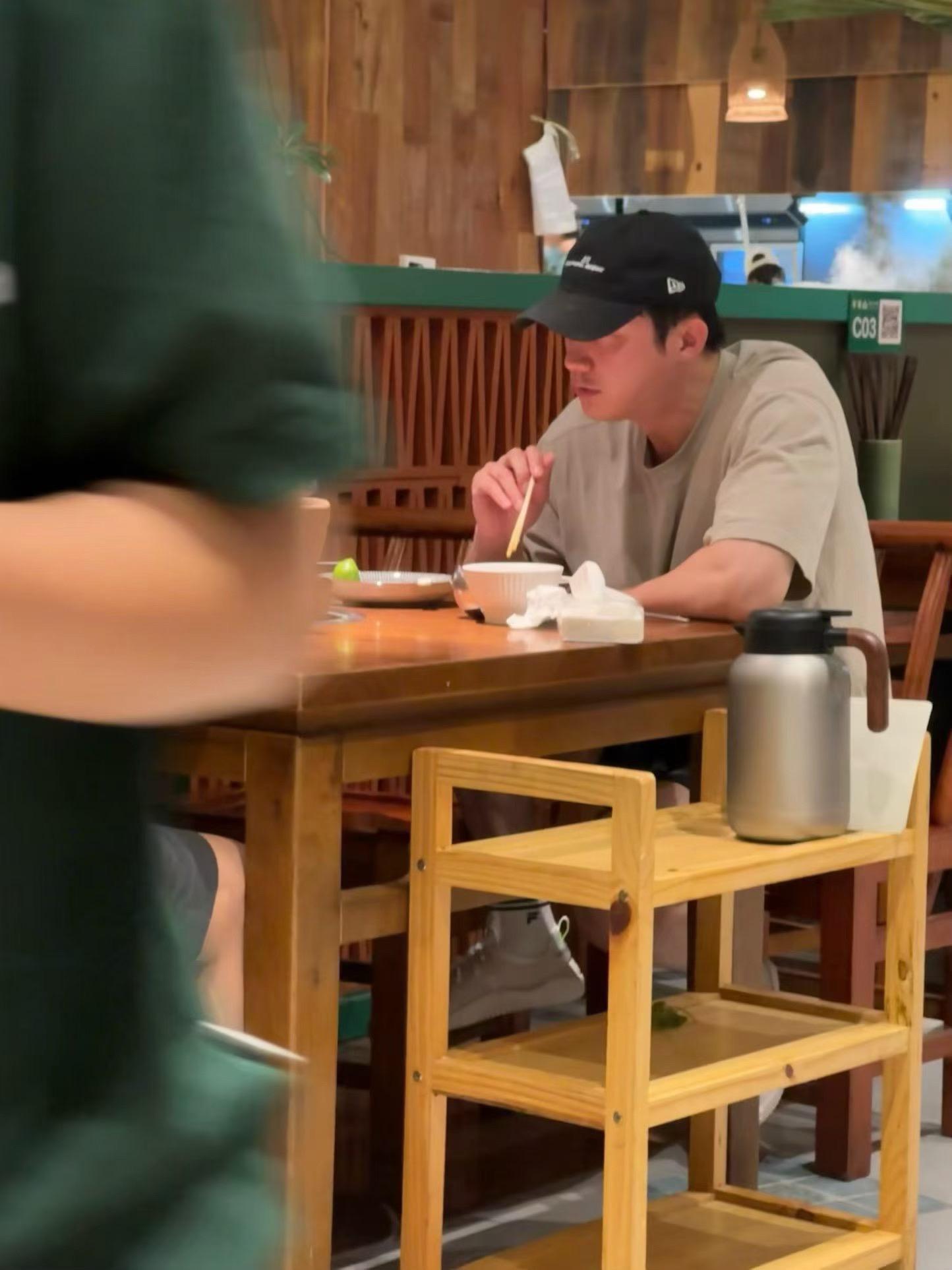 黄景瑜︱今日路人偶遇20260415下班后去牛寨山吃火锅了抖cr：YE02077