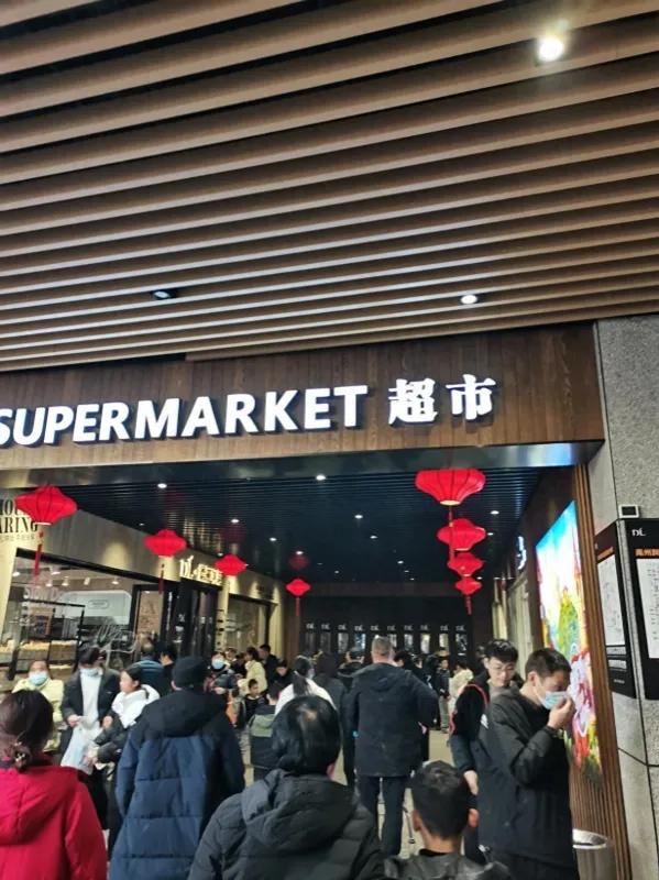 于东来再次“食言”，胖东来“店王”业绩快赶超山姆。
今年3月胖东来创始人于东来曾
