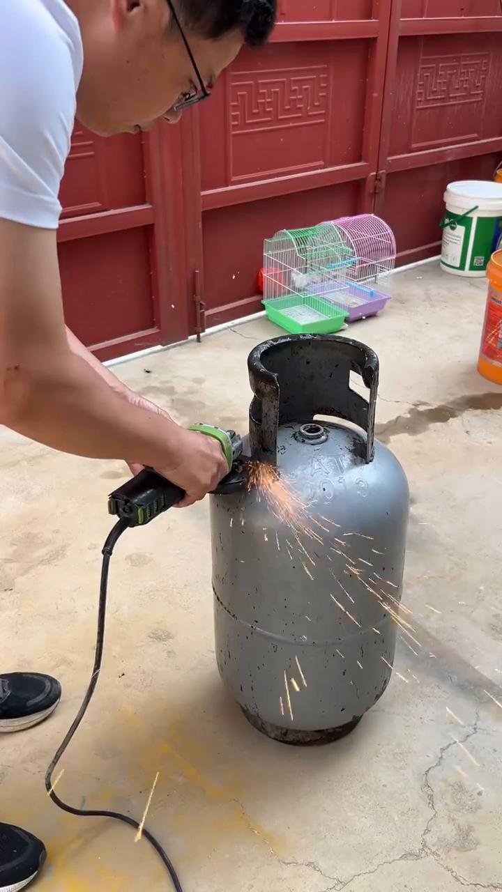 我用一个旧煤气罐做了两个柴火灶，不仅火力猛还特别抗造，烧水做饭两不耽误，制作过程