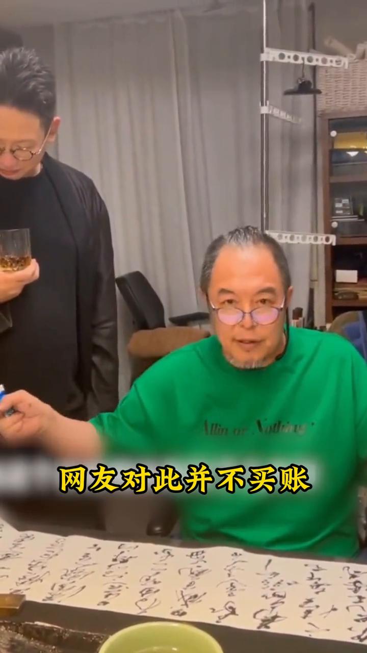 坐上轮椅张铁林。
谁也没想到昔日荧屏上的皇帝专业户张铁林如今竟坐在轮椅上，脚下安