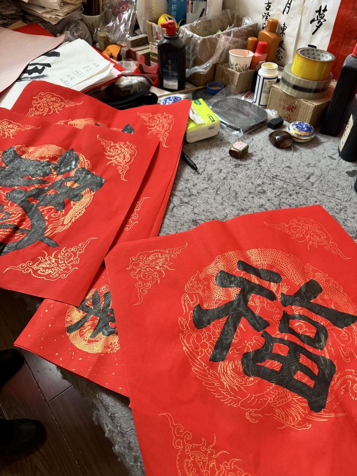 临近马年春节，济南的年味愈发浓厚，春联市场也迎来销售旺季。2月5日，记者实地探访