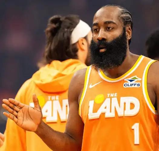 骑士的问题还是打的太乱，常规赛还剩9场比赛，首发还不停变，磨合不出来一套稳定的最