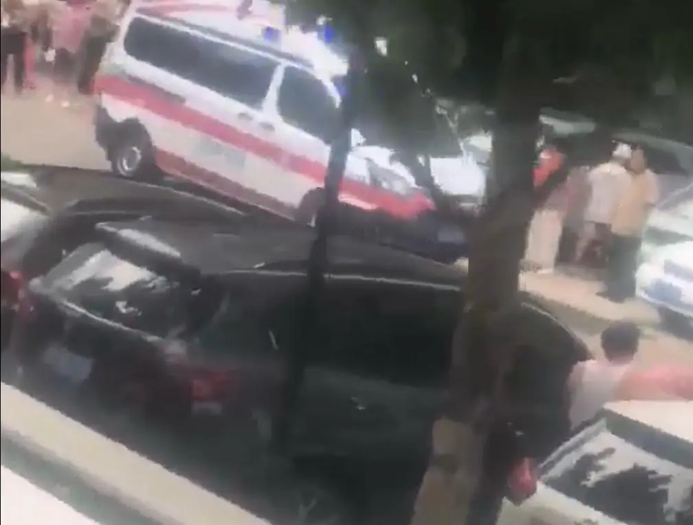 警方通报小区发生车祸致一死四伤实在难以想象，在封闭小区这样相对安全的环境里开车，