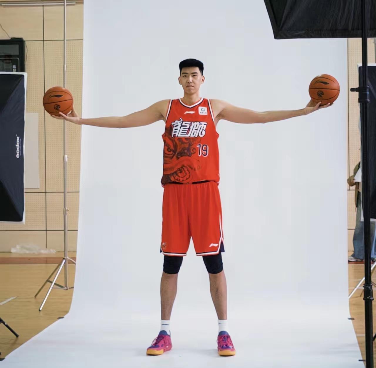 祝贺广东篮球三兄弟，再次同齐晋身CBA季后赛！

这两年CBA赛场里，广东三支球