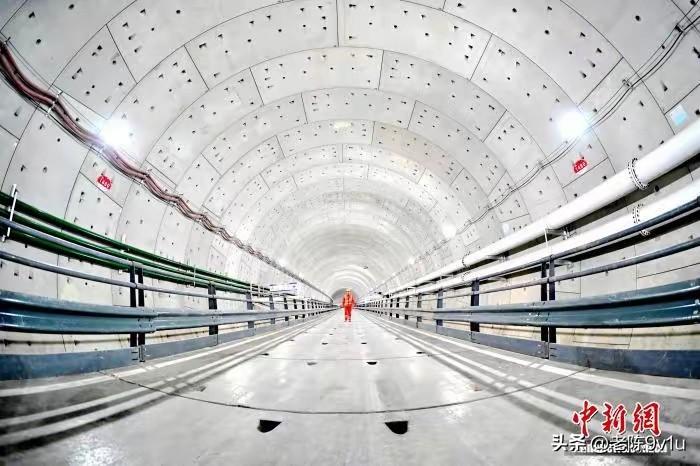 胶州湾第二隧道创五项全球之最，面临复杂地质、超高水压挑
战，靠自主研发的“海天号
