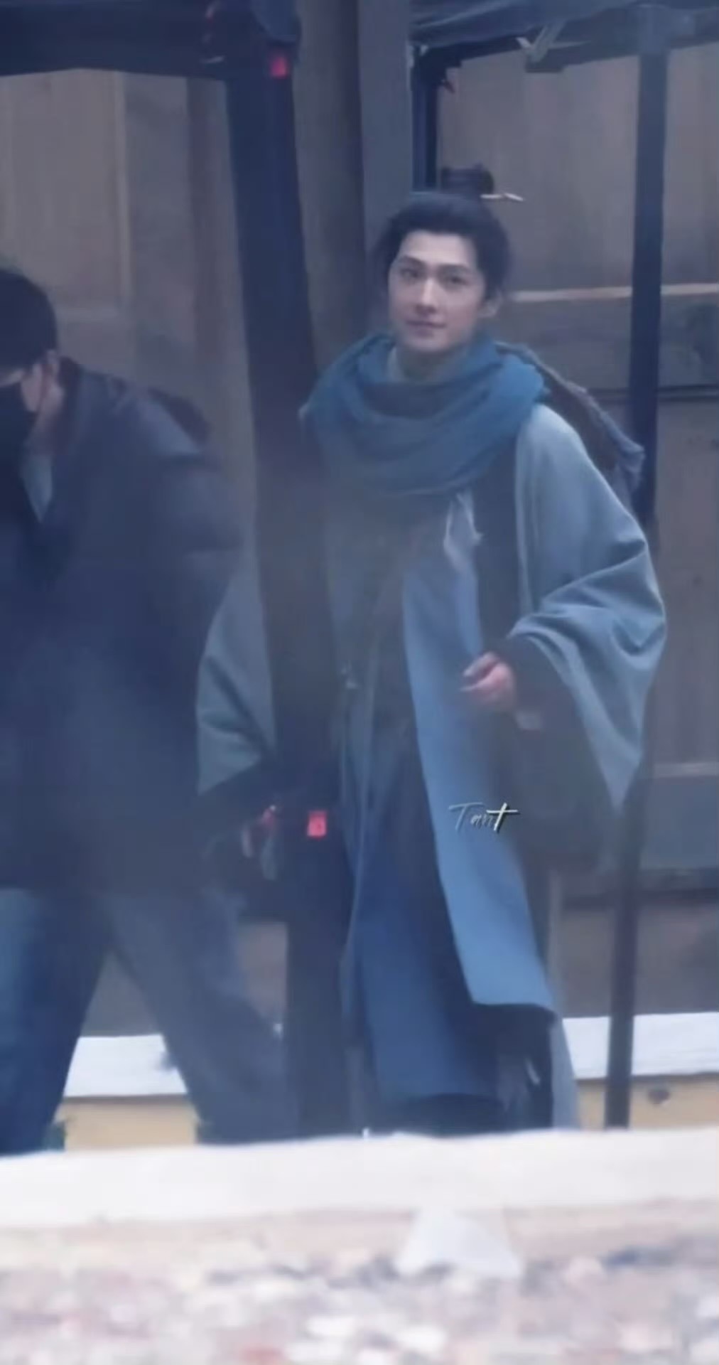 杨洋怎么手肿成这样就拆夹板了啊，这个造型也是完全靠杨洋的脸在撑着，好帅！ 