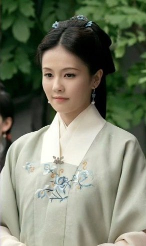 杨紫陈都灵白鹿明制服装造型，感觉杨紫更胜一筹吧？ 