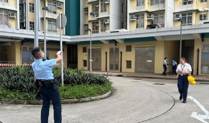 76岁林姓女住户今晨6时26分于牛头角下邨贵亮楼堕楼身亡，警方未检获遗书，死因待