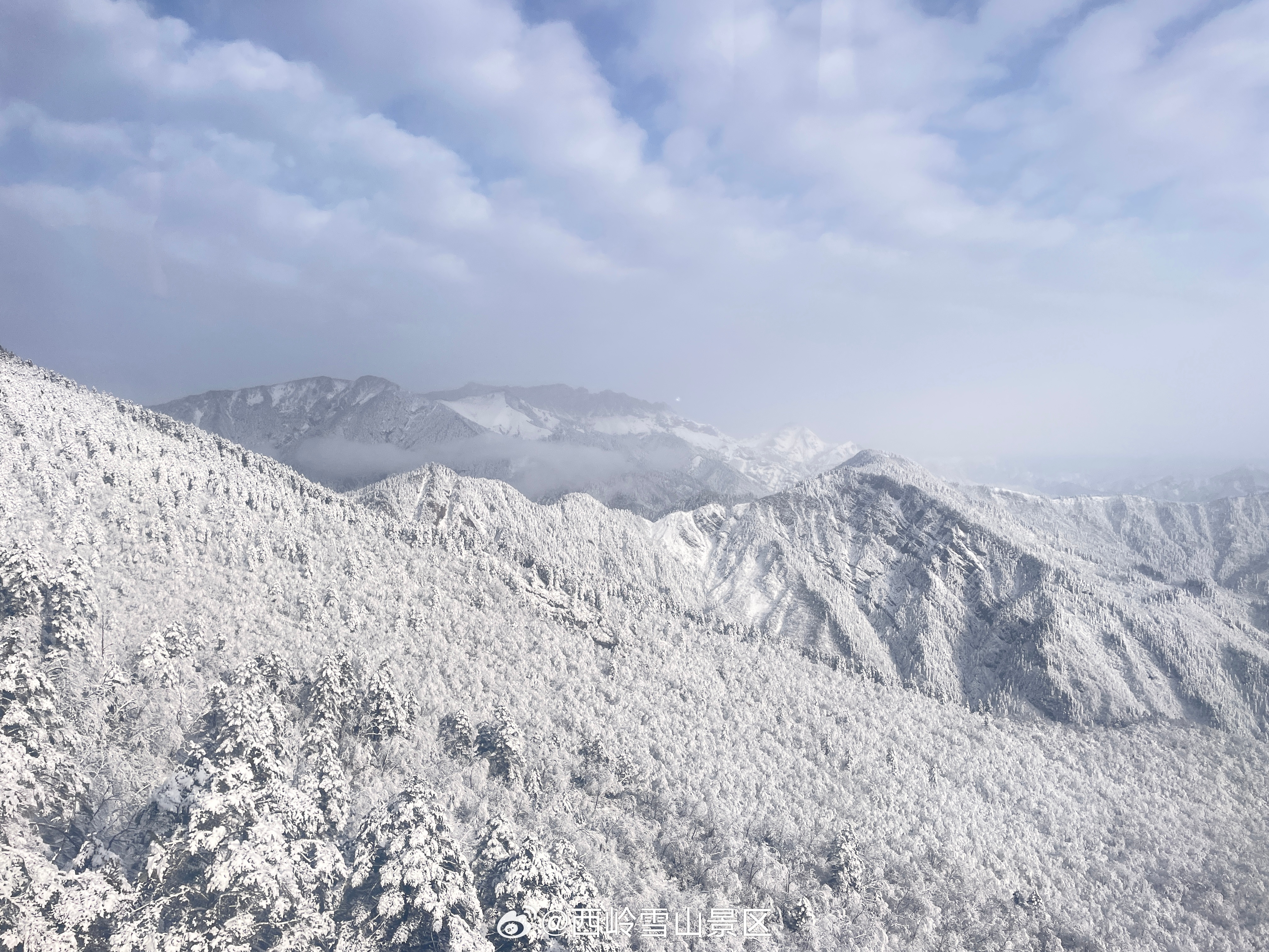 🌤️ 西岭雪山，云端之上，3250米的高度，伸手仿佛碰得到天光云海在脚下铺成软