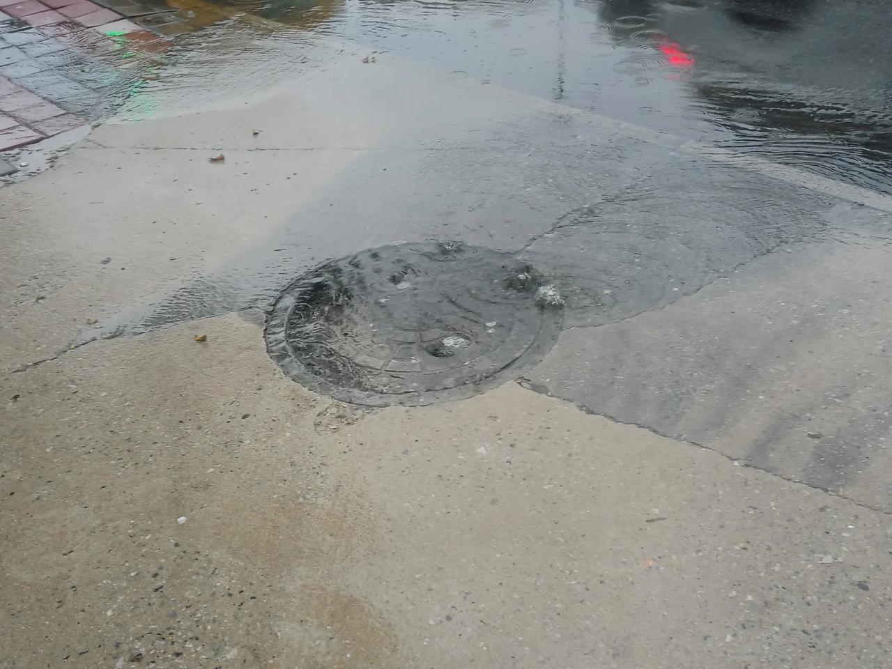 雨中小城污水横流、臭气熏天！

雨污分流搞了许久，下了一阵小雨，路边的污水井咕嘟