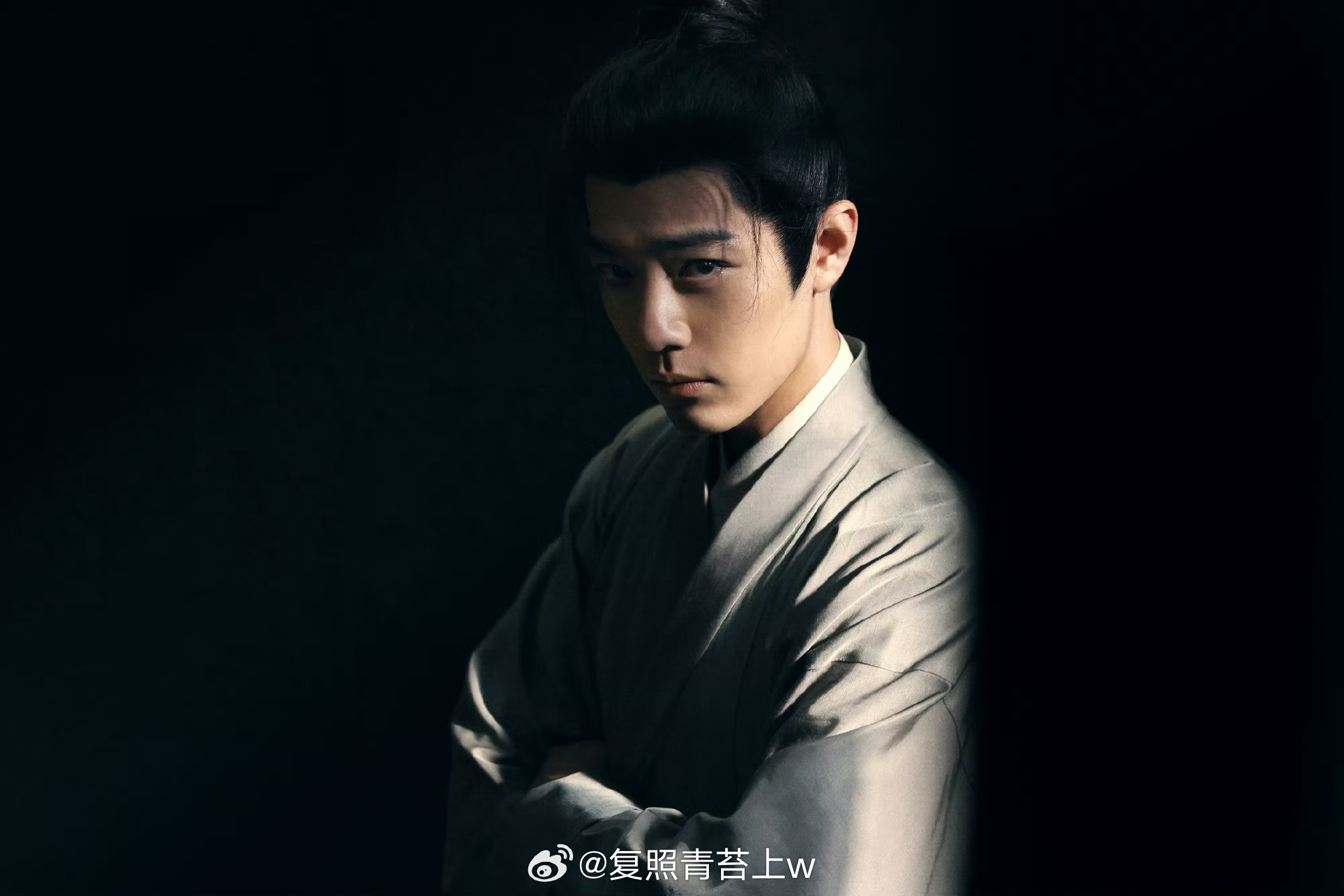 十日终焉原著齐夏相貌平平藏海传里也没有台词把藏海形容的很帅，  因为帅是观众说的