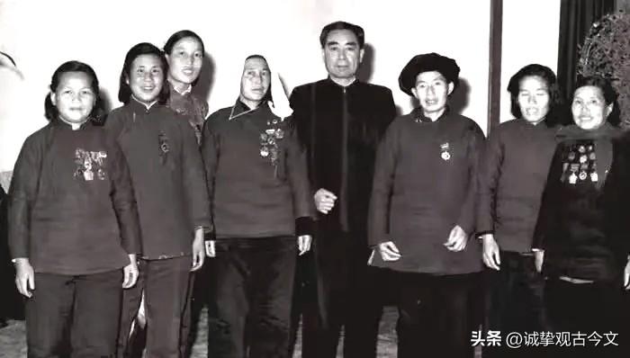 历史时光
申纪兰（左）与农民在一起，1958年周恩来总理在中南海西花厅接见了申纪