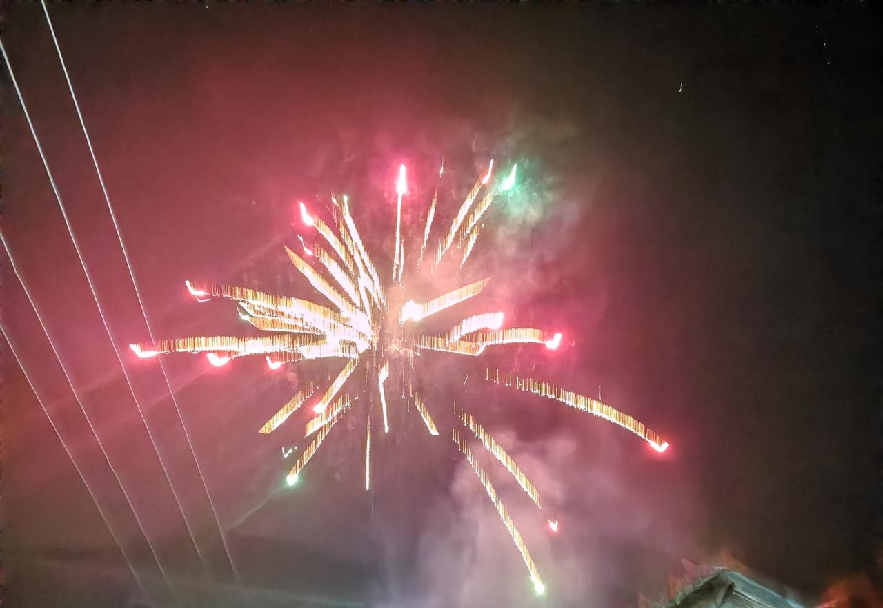 今晚大家放烟花爆竹了吗？
天刚黑，到处鞭炮声，到处都在放烟花。
不过燃放烟花爆竹