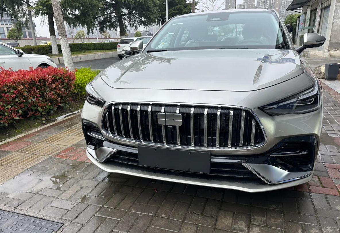 淡季不淡。2月碳酸锂价格逆势上涨，海外供应扰动+国内抢出口推高锂价。电池级碳酸锂