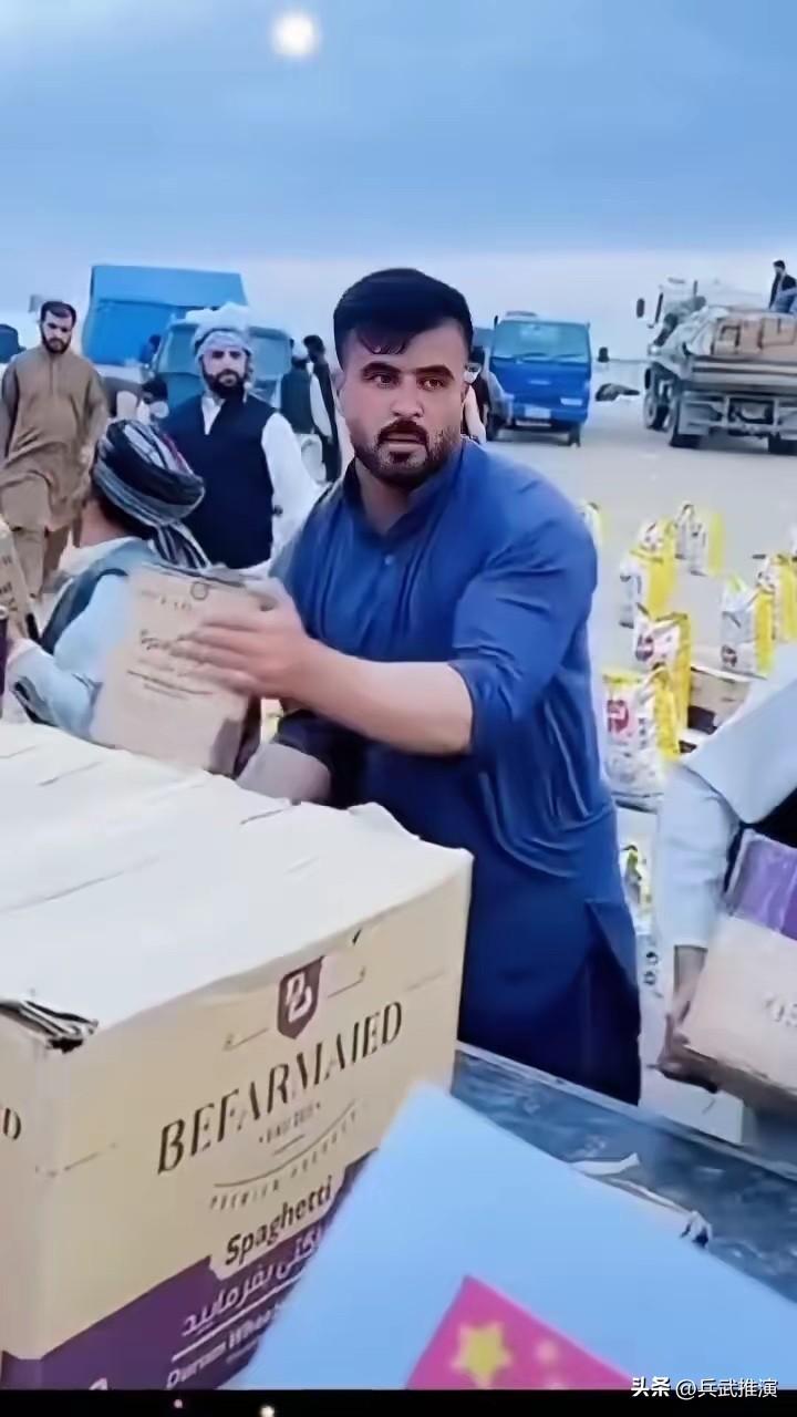 感动瞬间！中国援助物资送达战乱地区

战乱地区的百姓日子过得特别难，缺吃少穿，生