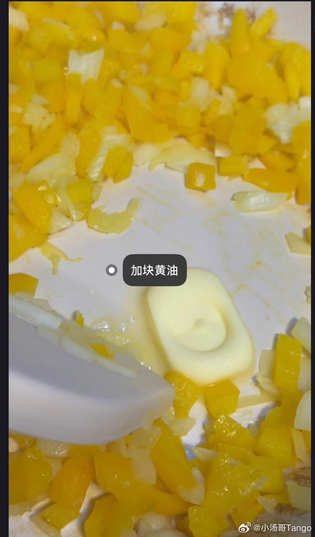 准备材料： 洋葱半个，番茄 1-2 个，彩椒 0.5-1 个 全部切碎 鸡蛋一人