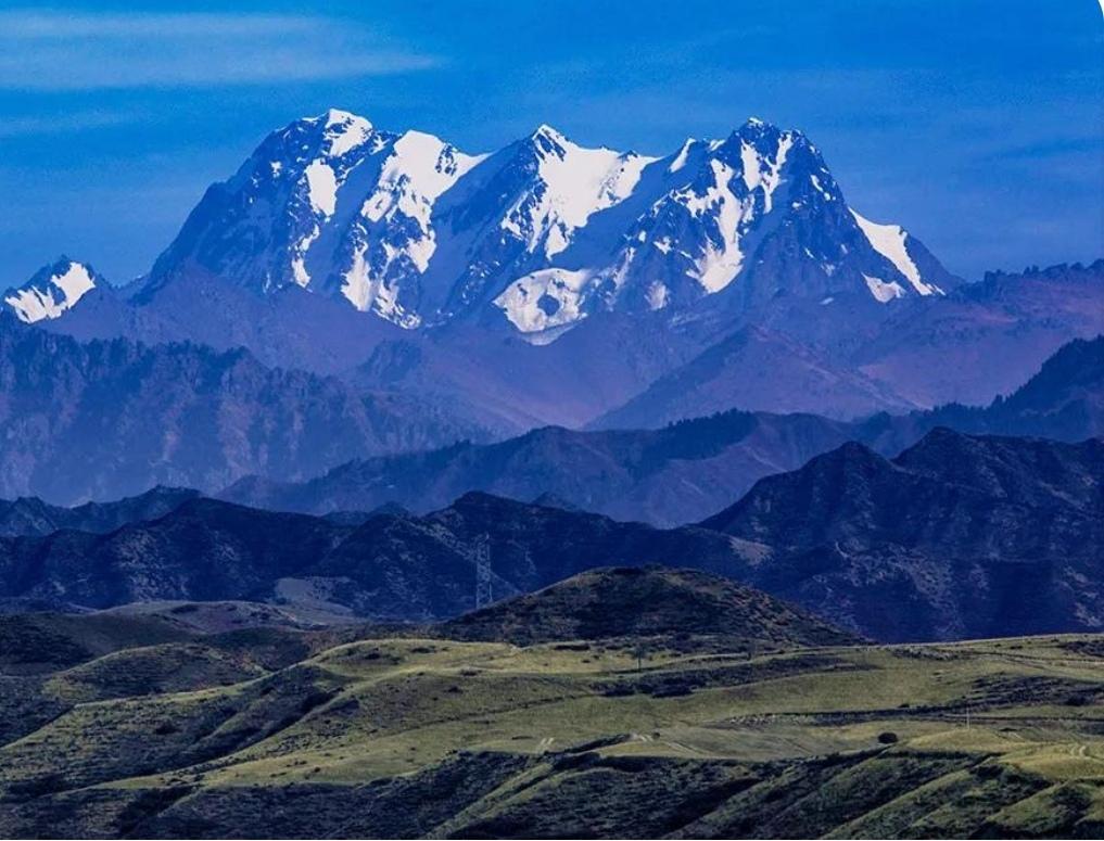 上联:蓝天白云天上景，请你对下联青山红花山中彩。