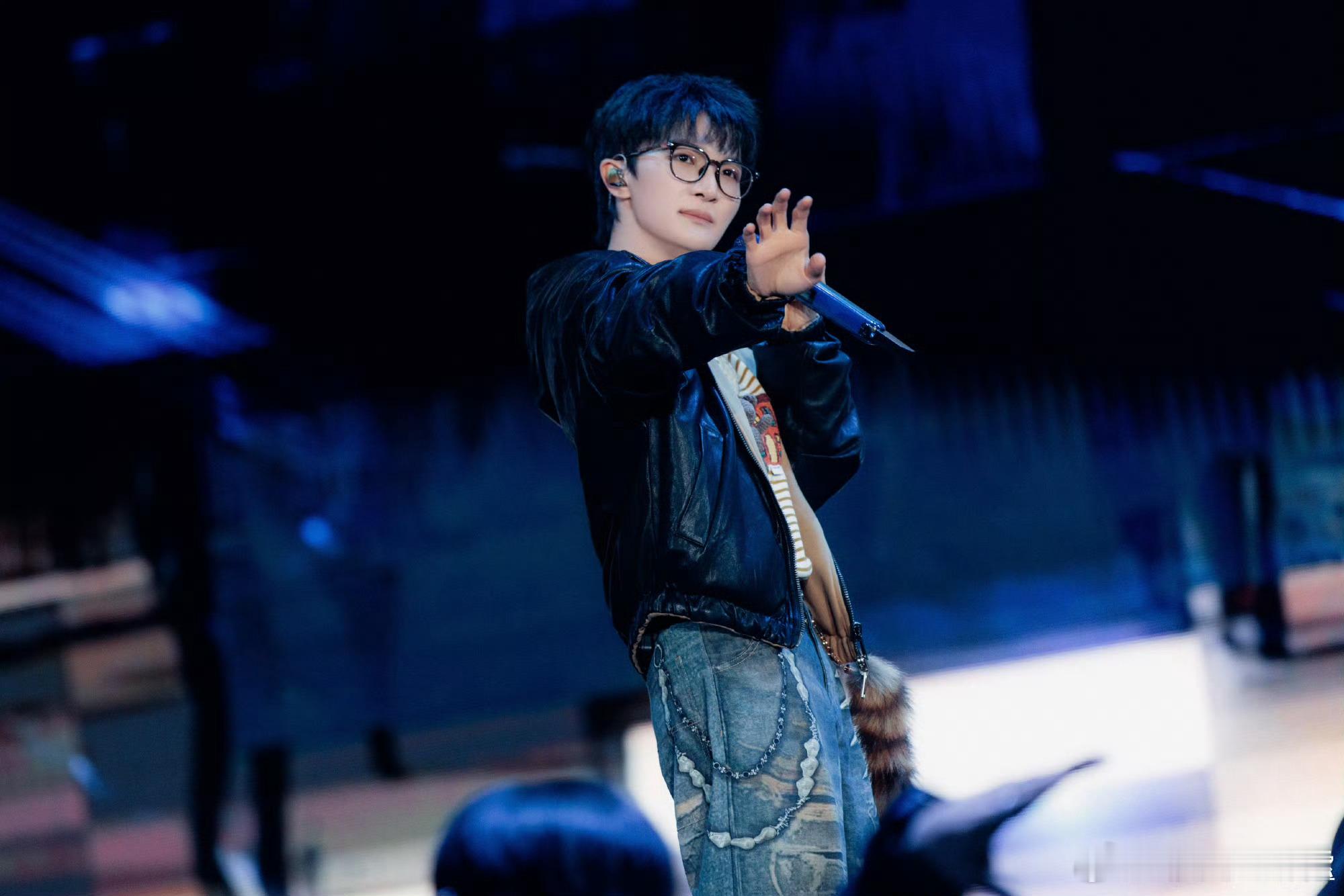 周深成都演唱会彩排图周深又来成都啦 周深又来成都啦，期待相见时的欢呼~周深成都演