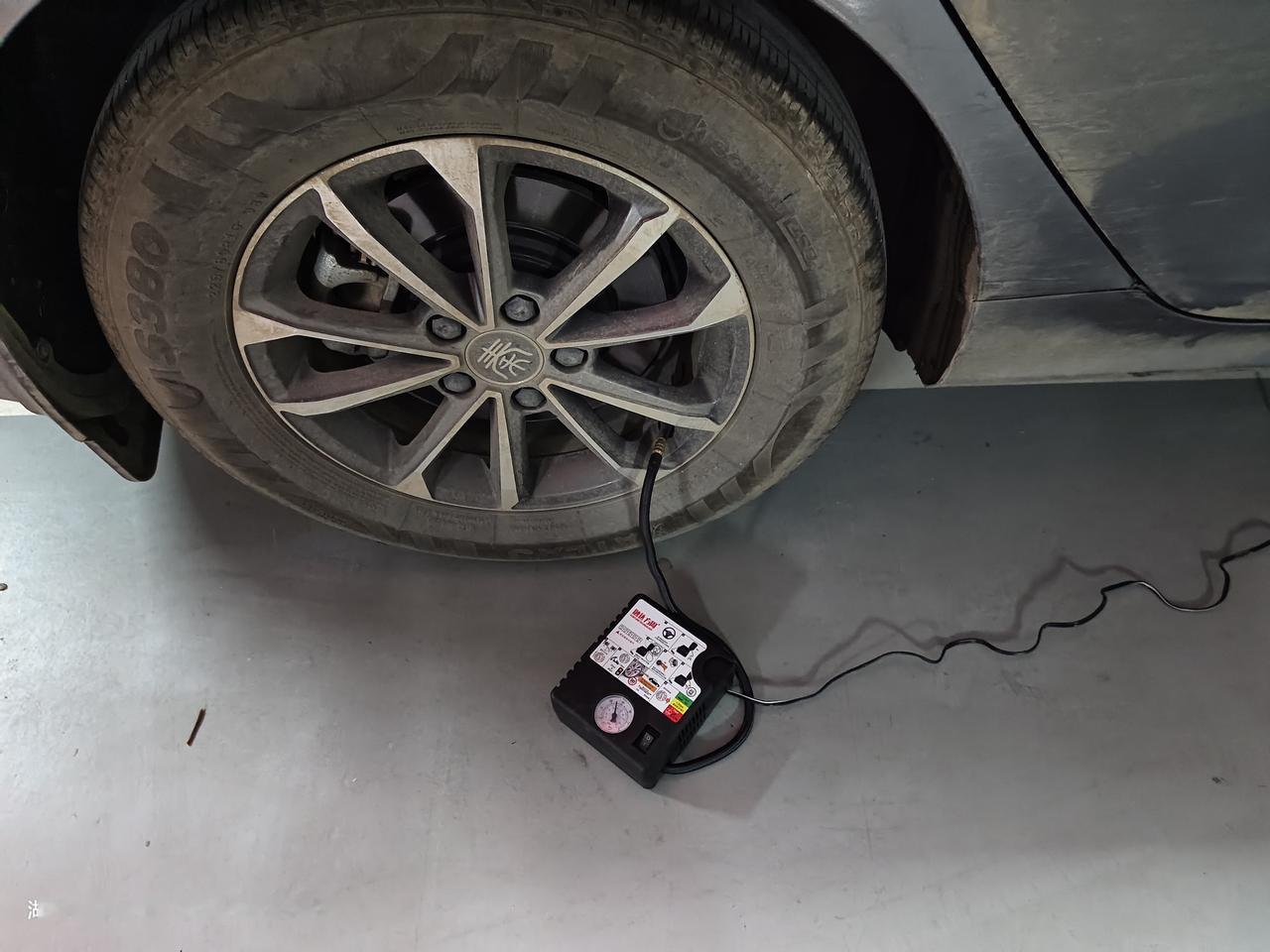 寒潮来袭，大家别忘了给轮胎补气。把轮胎气压打得高一点，能更省油，降低能耗。我试过